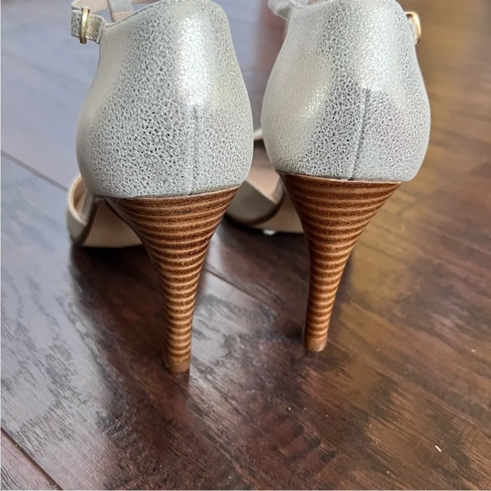 Adrienne Vittadini Cecelia T-Strap Gold Napa Leather Sandals Size 7